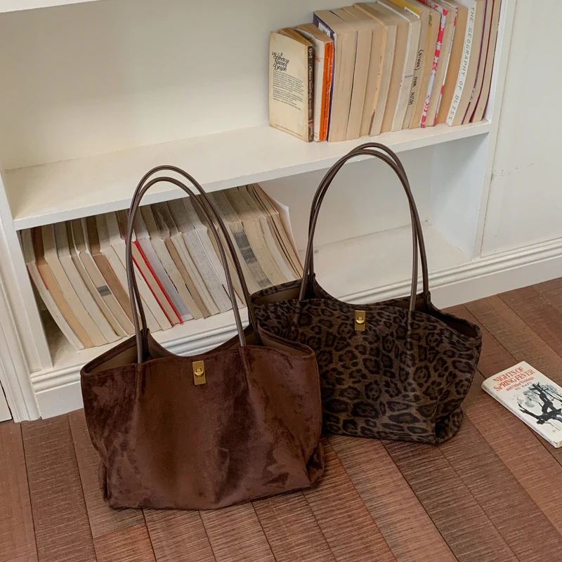 Retro-Handtasche aus Wildleder – Luxury Bags Tote Bewertung und Preis